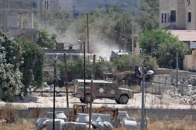 إصابات واعتقالات وتخريب ممتلكات خلال اقتحام الاحتلال مناطق عدة بالخليل